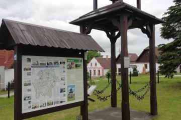 9. Netřebice - centrum obce, u zvoničky